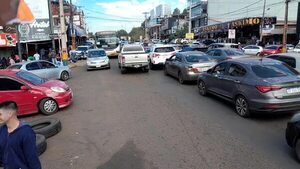 Encarnación: denuncian cohecho pasivo de autoridades que ordenan el tránsito en la frontera paraguaya - Policiales - ABC Color