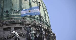 La Nación / Argentina posterga pagos de deuda con el FMI y sigue con negociaciones