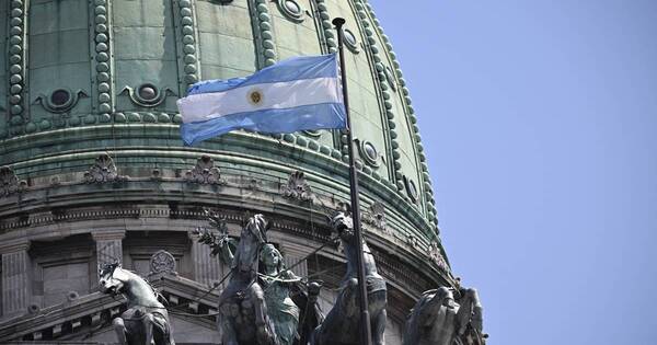 La Nación / Argentina posterga pagos de deuda con el FMI y sigue con negociaciones