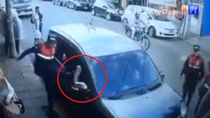 Video: Iracundo PMT rompió el retrovisor de vehículo en Ñemby