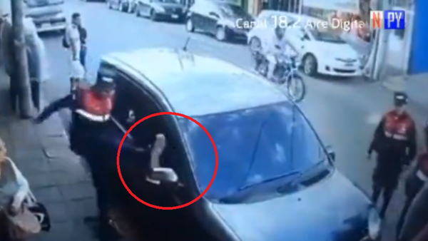 Video: Iracundo PMT rompió el retrovisor de vehículo en Ñemby