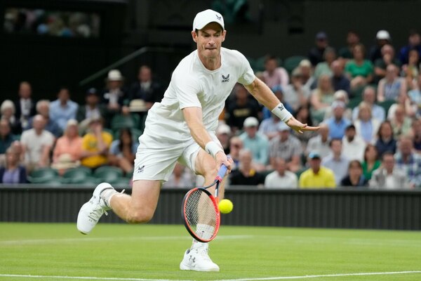Versus / El partidazo entre Murray y Tsitsipas deberá finalizar el viernes porque llegaron a la hora límite