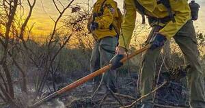 La Nación / Bomberos controlan incendio de gran magnitud sobre ruta que une Luque y San Bernardino