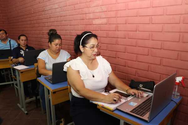 MEC desembolsa recursos para estudiantes de formación docente y grado universitario - .::Agencia IP::.