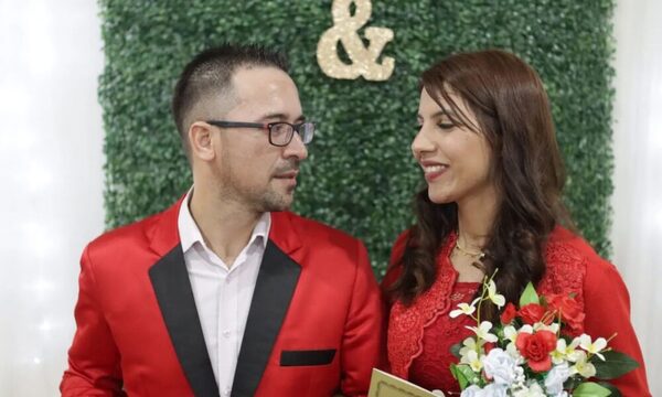 Periodista de tv y su novia se casaron de rojo