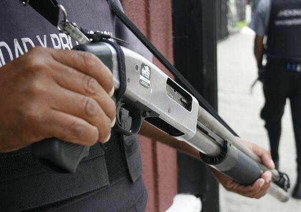 Doña quitaba fotos a un predio y "seguridá" disparó: "Fue accidental", he'i