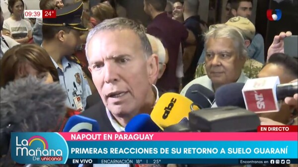 Amigos y familiares dan la bienvenida a Napout en el aeropuerto - Unicanal