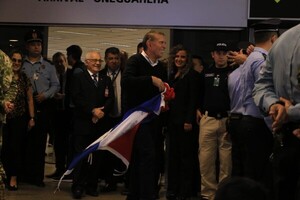 Llegó Napout a Paraguay: Familiares y amigos le dan la bienvenida - trece