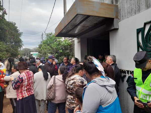 Manifestantes piden ayuda por los efectos de la hidroeléctrica de Yacyretá