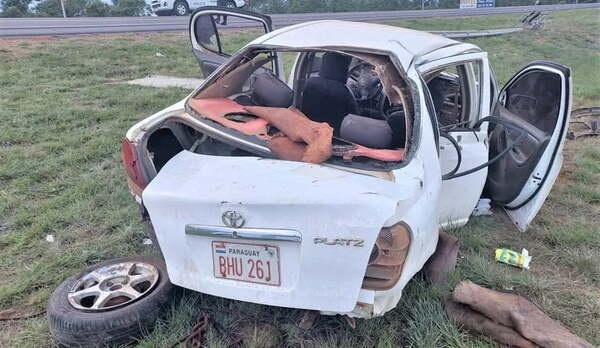 Un joven muerto y varios heridos tras choque de auto contra una columna - Noticiero Paraguay