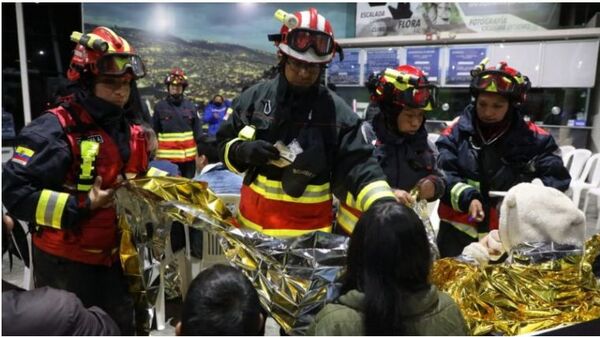 Diario HOY | Diez horas de terror: 75 personas quedaron atrapadas en teleférico en Ecuador