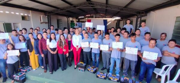 Entregan certificados y kits de herramientas para unos 50 egresados en Santaní mediante cursos del Sinafocal - .::RADIO NACIONAL::.