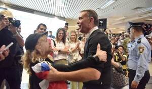Como un “héroe” recibieron a Napout •