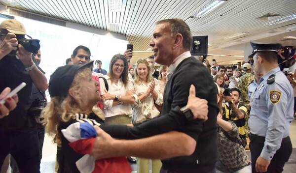 Como un “héroe” recibieron a Napout •