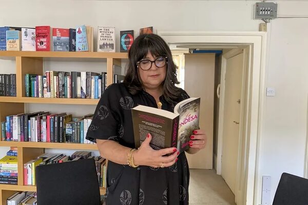 La autora de Cincuenta Sombras: “Las feministas también pueden tener fantasías” - Literatura - ABC Color