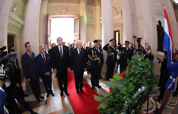 Con una ofrenda floral, Sergio Mattarella rindió homenaje a los héroes de la Patria - .::Agencia IP::.