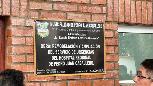 Ronald Acevedo inauguró nuevas construcciones y ampliaciones en el Hospital Regional