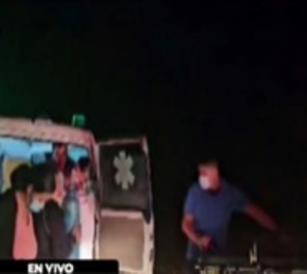 Ambulancia que trasladaba a un bebé de urgencia llantó - Paraguay.com
