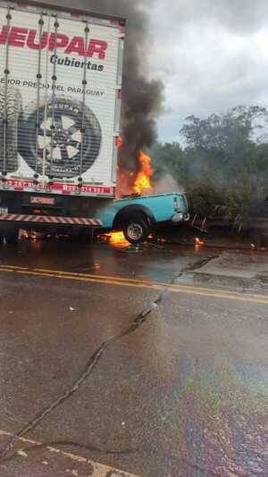 GRAVE ACCIDENTE ENTRE CAMIONETA DE LA ANDE Y CAMIÓN DE NEUMÁTICOS CON SALDO FATAL