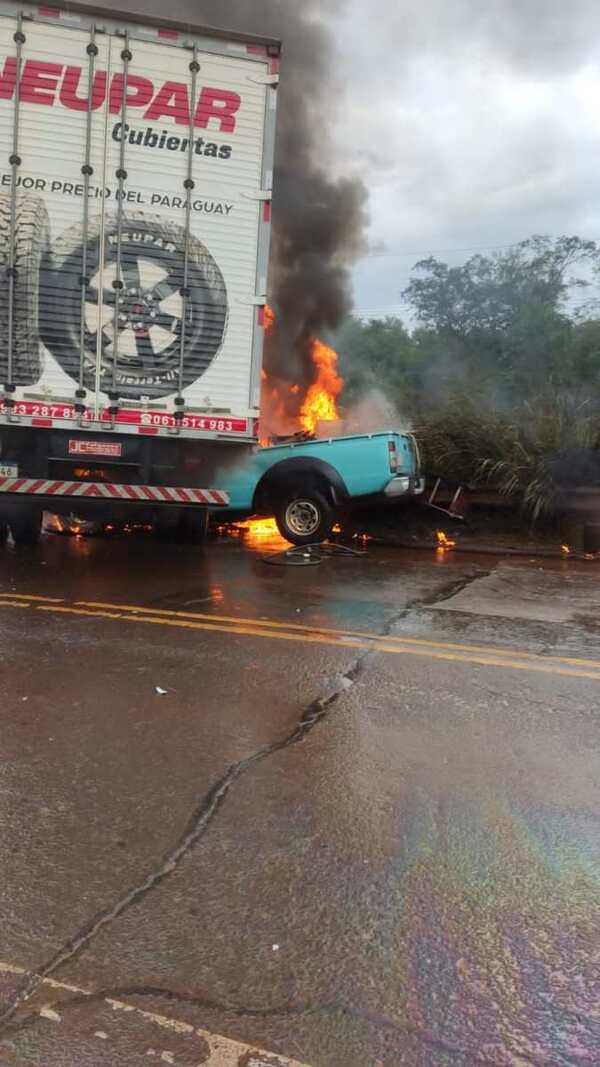 GRAVE ACCIDENTE ENTRE CAMIONETA DE LA ANDE Y CAMIÓN DE NEUMÁTICOS CON SALDO FATAL