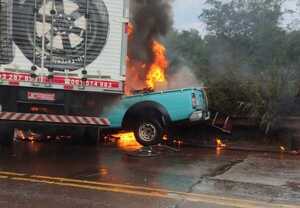 Diario HOY | Choque entre móvil de la ANDE y camión transportador deja dos fallecidos en Itapúa