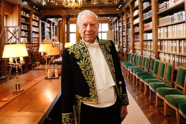Mario Vargas Llosa se recupera del covid y sale del hospital - Literatura - ABC Color