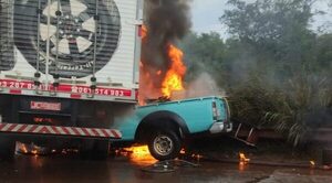 Itapuá: Choque entre móvil de la ANDE y camión transportador deja dos fallecidos.