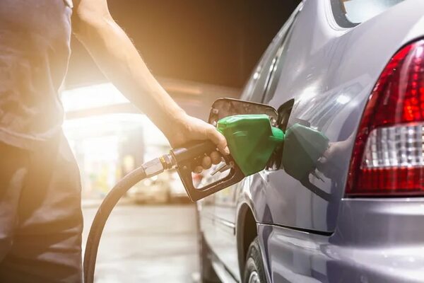 Abdo veta la ley que obliga a emblemas a publicar estructura de costos de combustibles - Economía - ABC Color