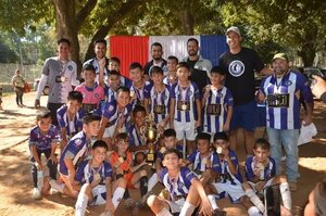 Escuela de fútbol DF 10, doblemente campeona de la Copa Gran Asunción - Fútbol - ABC Color