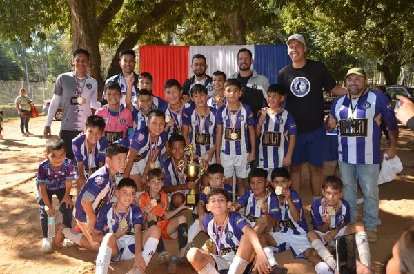 Escuela de fútbol DF 10, doblemente campeona de la Copa Gran Asunción  - Fútbol - ABC Color