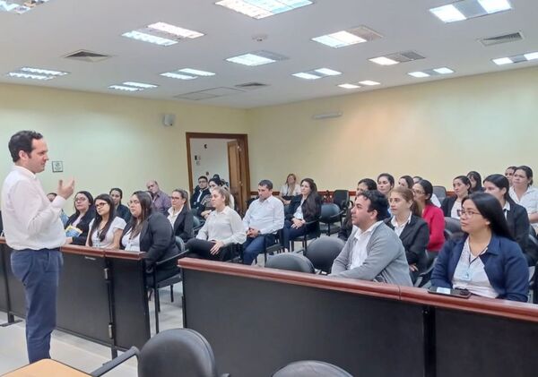 Hablaron sobre prohibición de publicaciones durante capacitación en Pilar