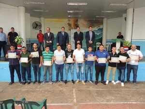 Diario HOY | Más de 30 reclusos se reciben de entrenadores de fútbol en Tacumbú