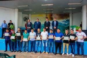 Más de 30 reclusos se reciben de entrenadores de fútbol en Tacumbú - Noticiero Paraguay