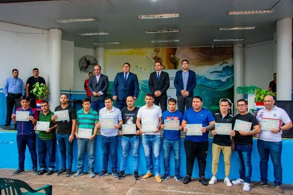 Más de 30 reclusos se reciben de entrenadores de fútbol en Tacumbú - Noticiero Paraguay