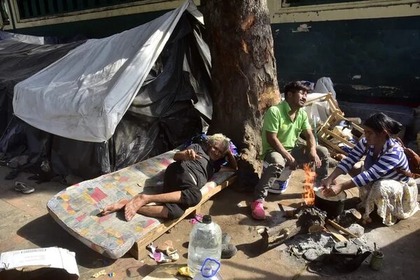 Indígenas reclaman luz, agua potable y víveres, pero están abandonados frente al Indi - Nacionales - ABC Color