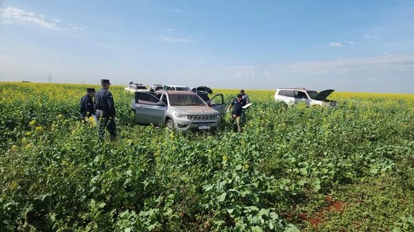Abandonan dos lujosas camionetas que se habrían utilizado en asalto a transportadoras de encomiendas - ABC en el Este - ABC Color