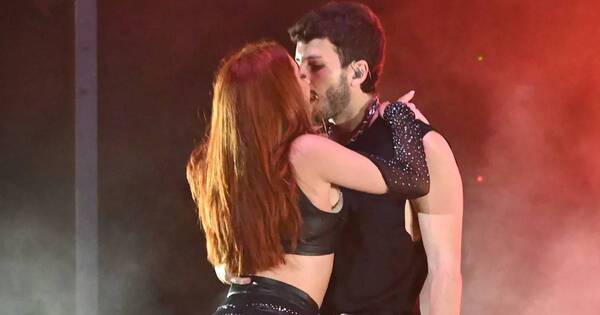 La Nación / Sebastián Yatra besó a bailarina en pleno concierto y sorprendió a sus fans