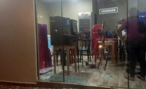 Rompieron blindex y hurtaron dos tragamonedas de una hamburguesería