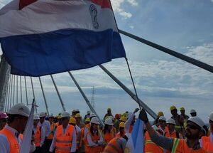 Trabajadores celebraron unión física del Puente Héroes del Chaco siendo los primeros en cruzar a pie