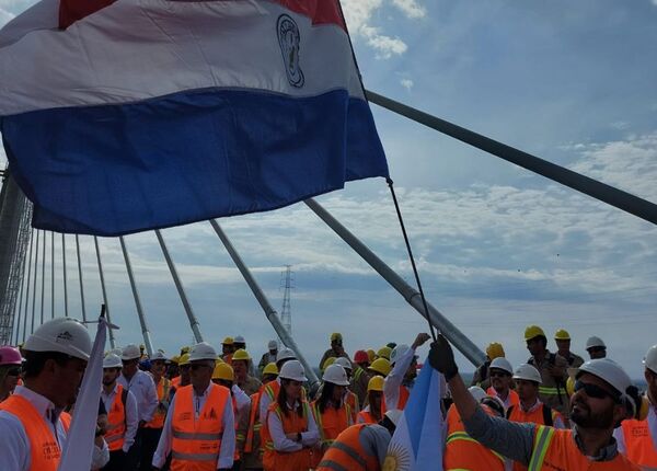 Trabajadores celebraron unión física del Puente Héroes del Chaco siendo los primeros en cruzar a pie