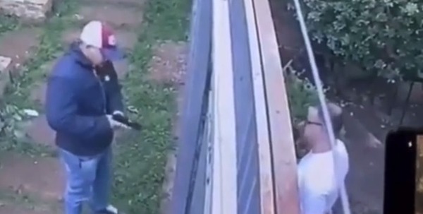 Sicario llegó caminando, golpeó las palmas y asesinó al dueño de casa, según revela el circuito