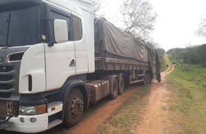Incautan camión cargado de postes de madera en una compañía de R.I 3 Corrales - Noticiero Paraguay