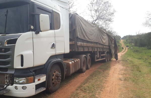 Incautan camión cargado de postes de madera en una compañía de R.I 3 Corrales - Noticiero Paraguay