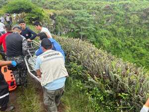 Ecuador: rescatan a niño que cayó a un cráter volcánico de las Islas Galápagos - Unicanal