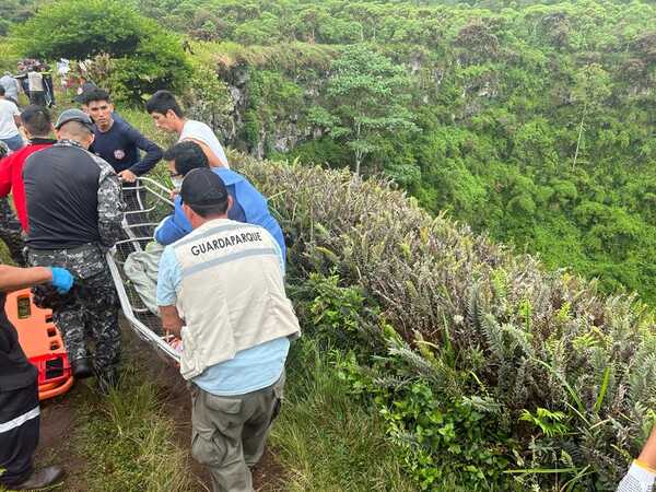 Ecuador: rescatan a niño que cayó a un cráter volcánico de las Islas Galápagos - Unicanal