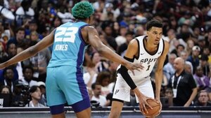 Wembanyama deja destellos de grandeza en su estreno con los Spurs