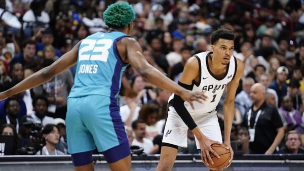 Wembanyama deja destellos de grandeza en su estreno con los Spurs