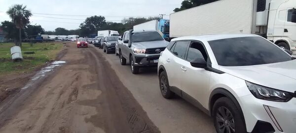 Larga fila de vehículos en zona de Puerto Falcón - Nacionales - ABC Color