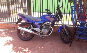 Hurtan motocicleta del patio de una vivienda