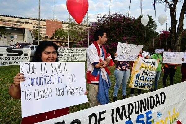 IPS: familias de víctimas de mala praxis se manifestaron para denunciar desidia del Ministerio Público - Nacionales - ABC Color